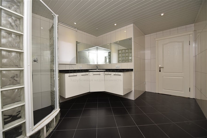 Роскошная вилла с видом на Средиземное море