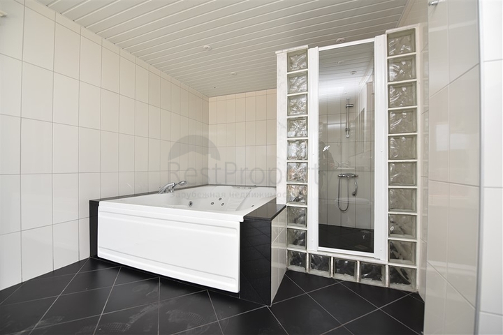 Роскошная вилла с видом на Средиземное море