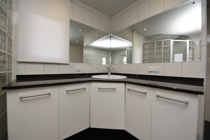 Роскошная вилла с видом на Средиземное море