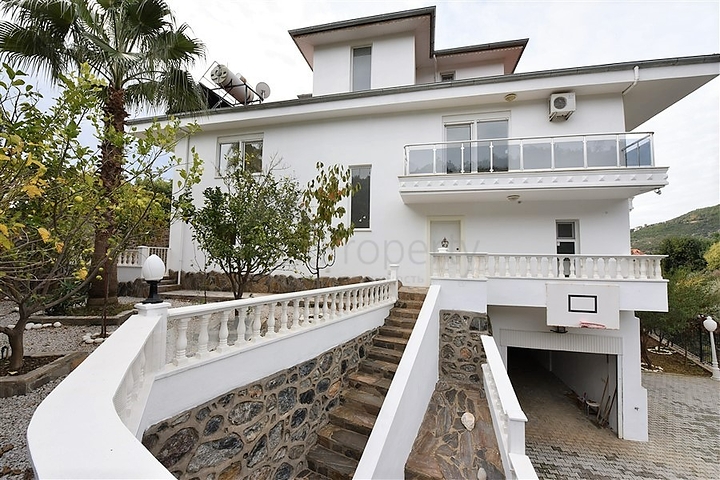 Роскошная вилла с видом на Средиземное море