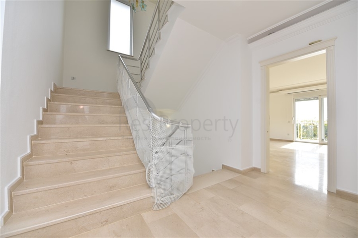 Роскошная вилла с видом на Средиземное море