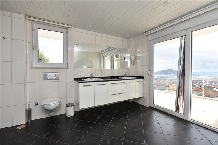 Роскошная вилла с видом на Средиземное море