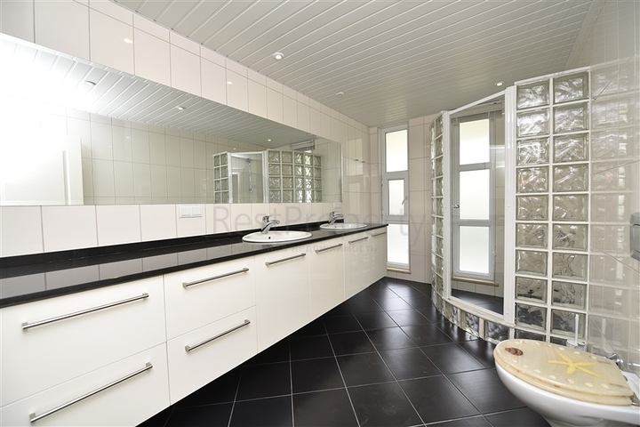 Роскошная вилла с видом на Средиземное море