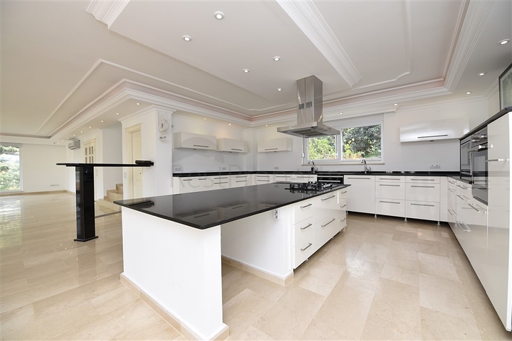 Роскошная вилла с видом на Средиземное море