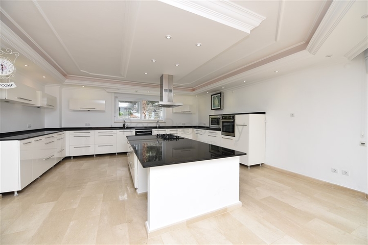 Роскошная вилла с видом на Средиземное море