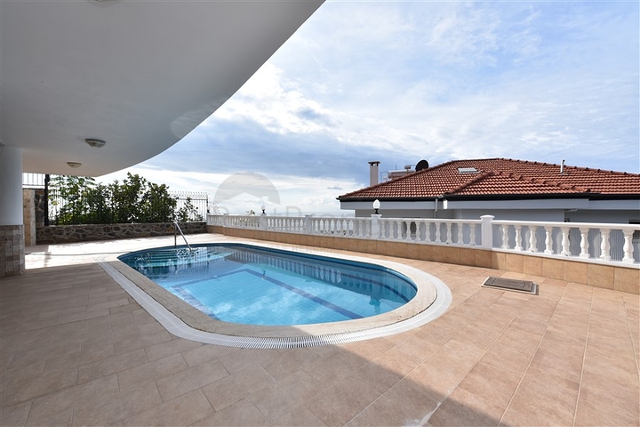 Роскошная вилла с видом на Средиземное море