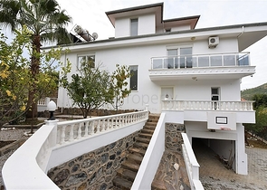 Роскошная вилла с видом на Средиземное море