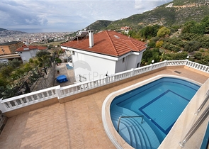 Роскошная вилла с видом на Средиземное море