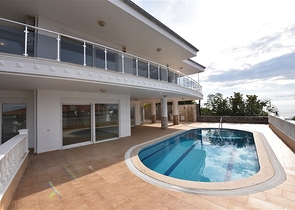 Роскошная вилла с видом на Средиземное море