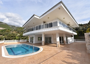 Роскошная вилла с видом на Средиземное море