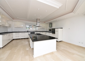 Роскошная вилла с видом на Средиземное море