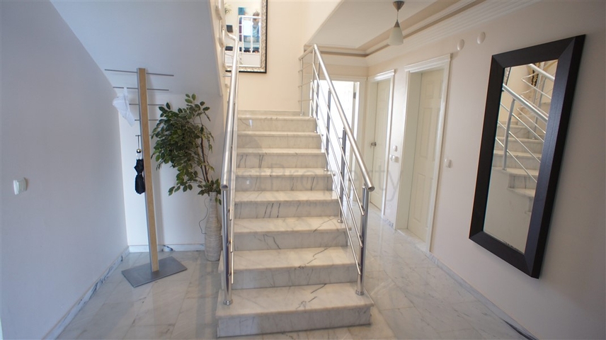 Просторный пентхаус  4+1 с фронтальным видом на море в Тосмуре 