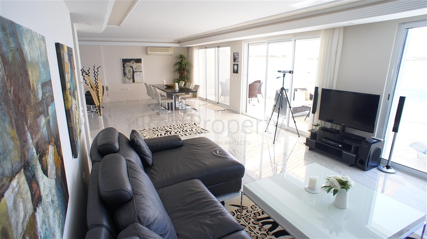 Просторный пентхаус  4+1 с фронтальным видом на море в Тосмуре 