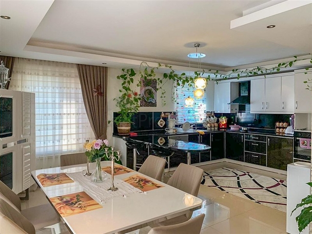 Просторный дуплекс с выходом в сад в районе Каргыджак