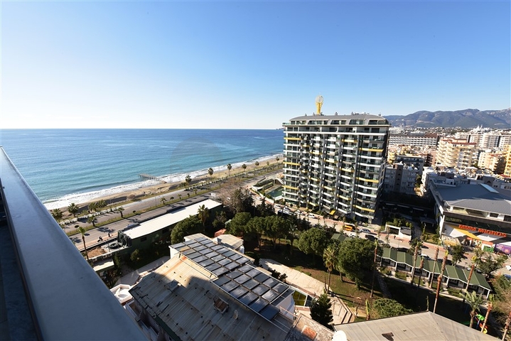 Пентхаус планировкой 2+1 на первой береговой линии в районе Махмутлар