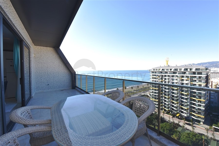 Пентхаус планировкой 2+1 на первой береговой линии в районе Махмутлар