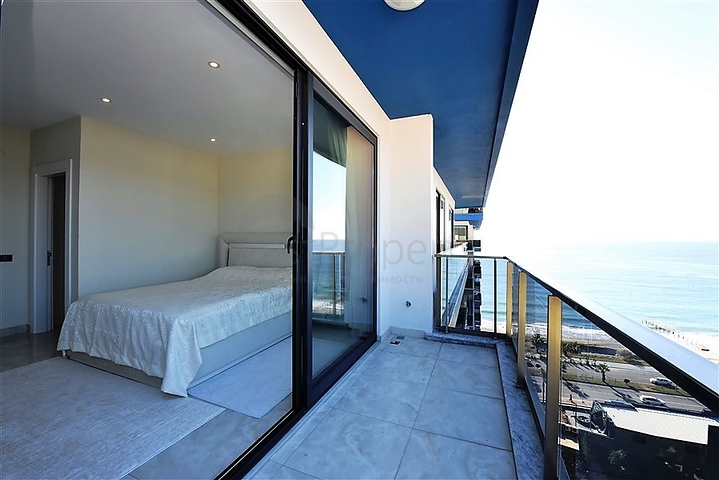 Пентхаус планировкой 2+1 на первой береговой линии в районе Махмутлар