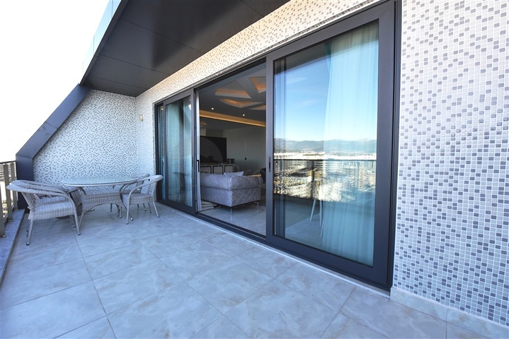 Пентхаус планировкой 2+1 на первой береговой линии в районе Махмутлар