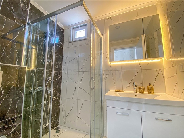 Трехкомнатная квартира с отдельной кухней в Демирташе