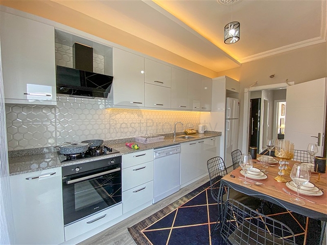 Трехкомнатная квартира с отдельной кухней в Демирташе