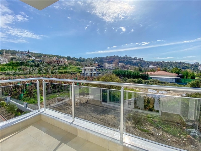 Трехкомнатная квартира с отдельной кухней в Демирташе