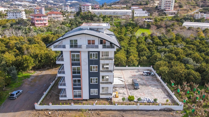 Трехкомнатная квартира с отдельной кухней в Демирташе