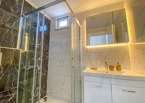 Трехкомнатная квартира с отдельной кухней в Демирташе