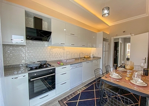 Трехкомнатная квартира с отдельной кухней в Демирташе