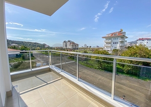 Трехкомнатная квартира с отдельной кухней в Демирташе