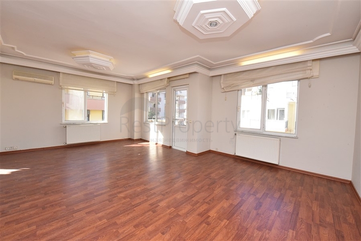 Просторная четырехкомнатная квартира в центре Алании