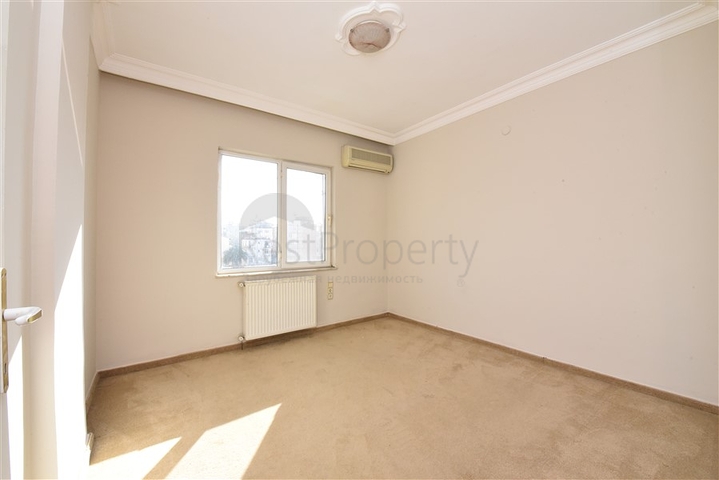 Просторная четырехкомнатная квартира в центре Алании