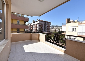 Просторная четырехкомнатная квартира в центре Алании