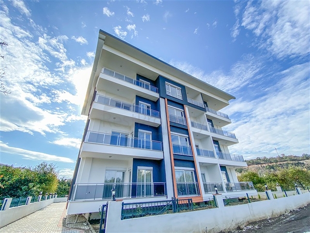 Трехкомнатная квартира с отдельной кухней в Демирташе