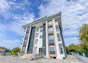 Трехкомнатная квартира с отдельной кухней в Демирташе