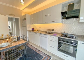 Трехкомнатная квартира с отдельной кухней в Демирташе