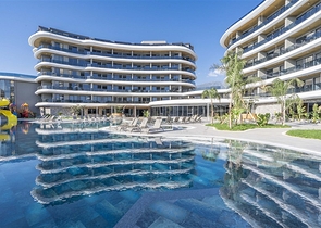 Двухкомнатная квартира в комплексе люкс класса с видом на море 