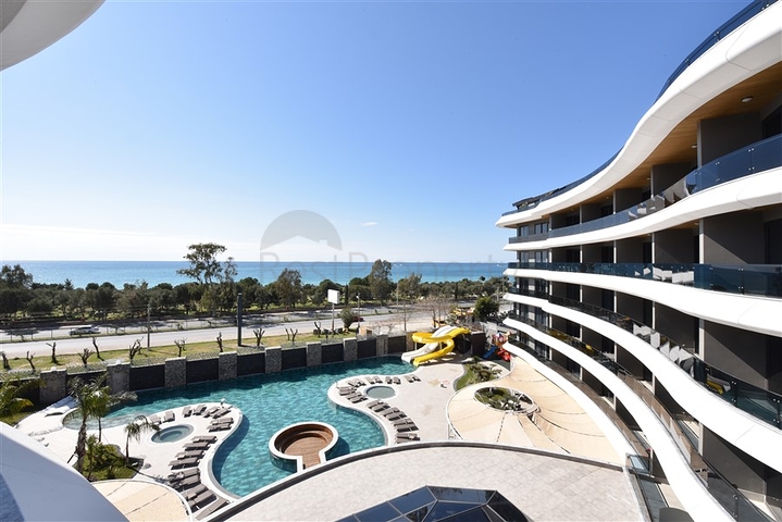 Меблированная трехкомнатная квартира на первой береговой линии