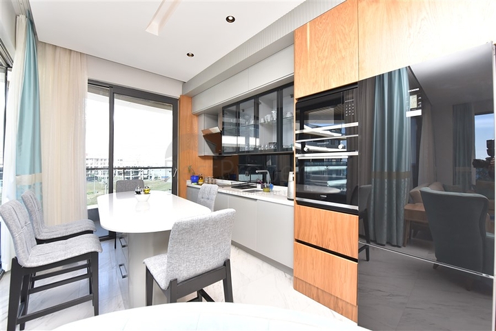 Меблированная трехкомнатная квартира на первой береговой линии