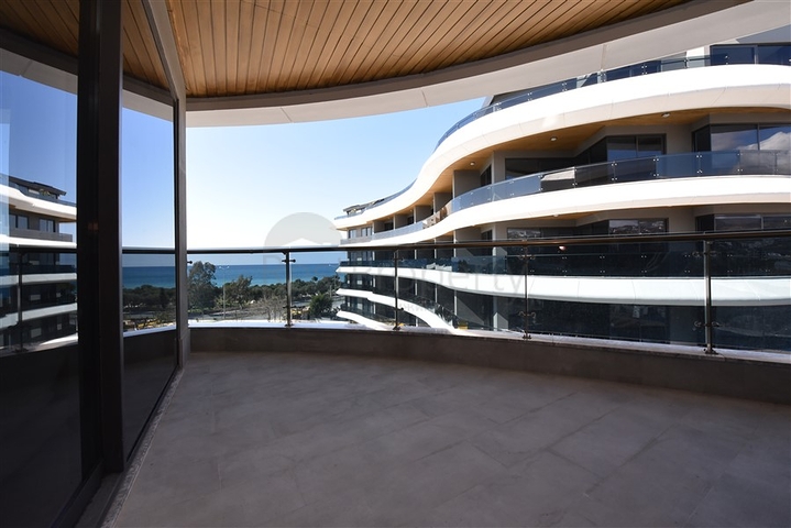 Меблированная трехкомнатная квартира на первой береговой линии