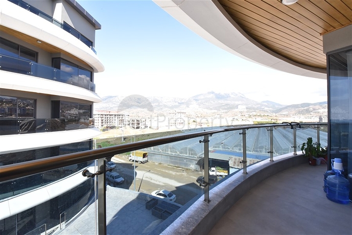 Меблированная трехкомнатная квартира на первой береговой линии