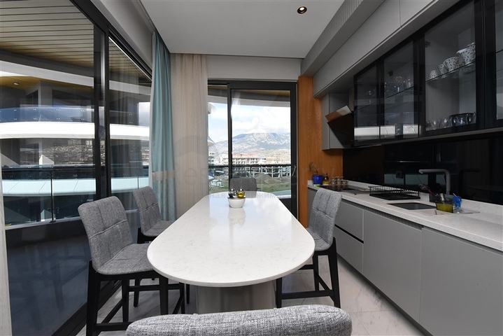 Меблированная трехкомнатная квартира на первой береговой линии