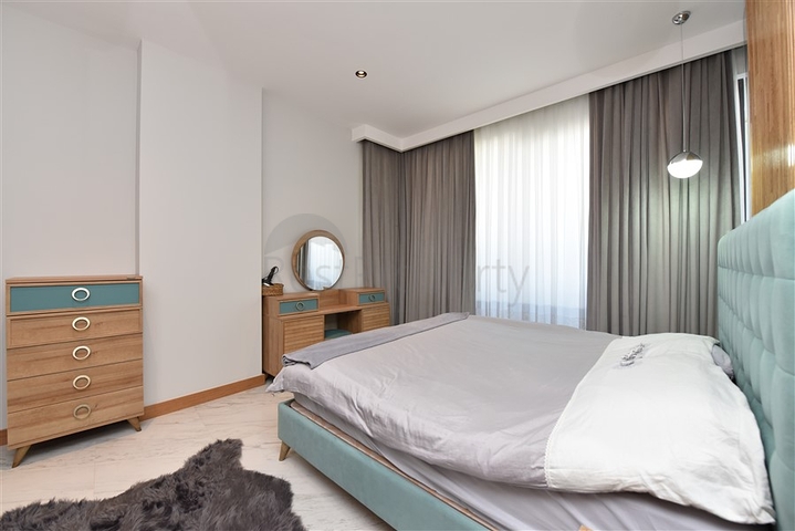 Меблированная трехкомнатная квартира на первой береговой линии