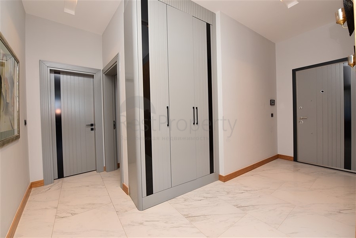 Меблированная трехкомнатная квартира на первой береговой линии