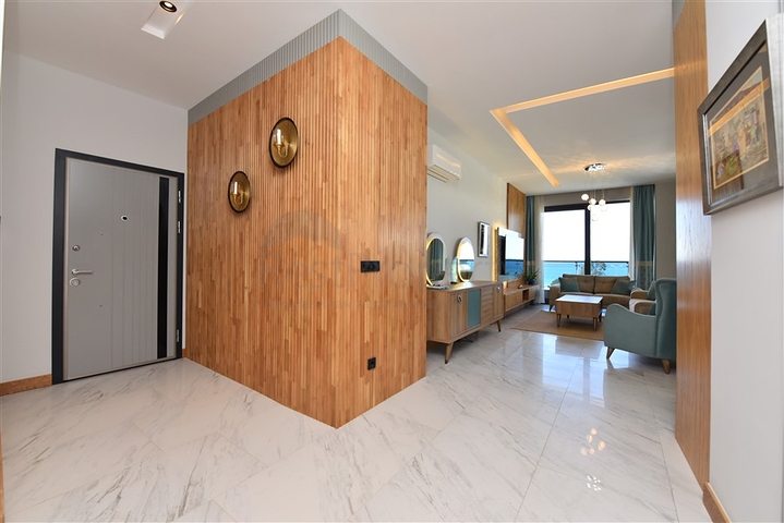 Меблированная трехкомнатная квартира на первой береговой линии