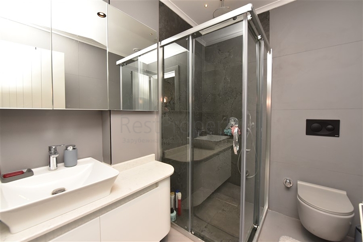 Меблированная трехкомнатная квартира на первой береговой линии