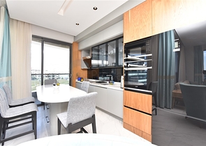 Меблированная трехкомнатная квартира на первой береговой линии