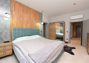 Меблированная трехкомнатная квартира на первой береговой линии