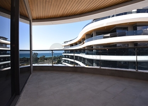 Меблированная трехкомнатная квартира на первой береговой линии