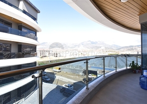 Меблированная трехкомнатная квартира на первой береговой линии