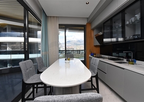 Меблированная трехкомнатная квартира на первой береговой линии